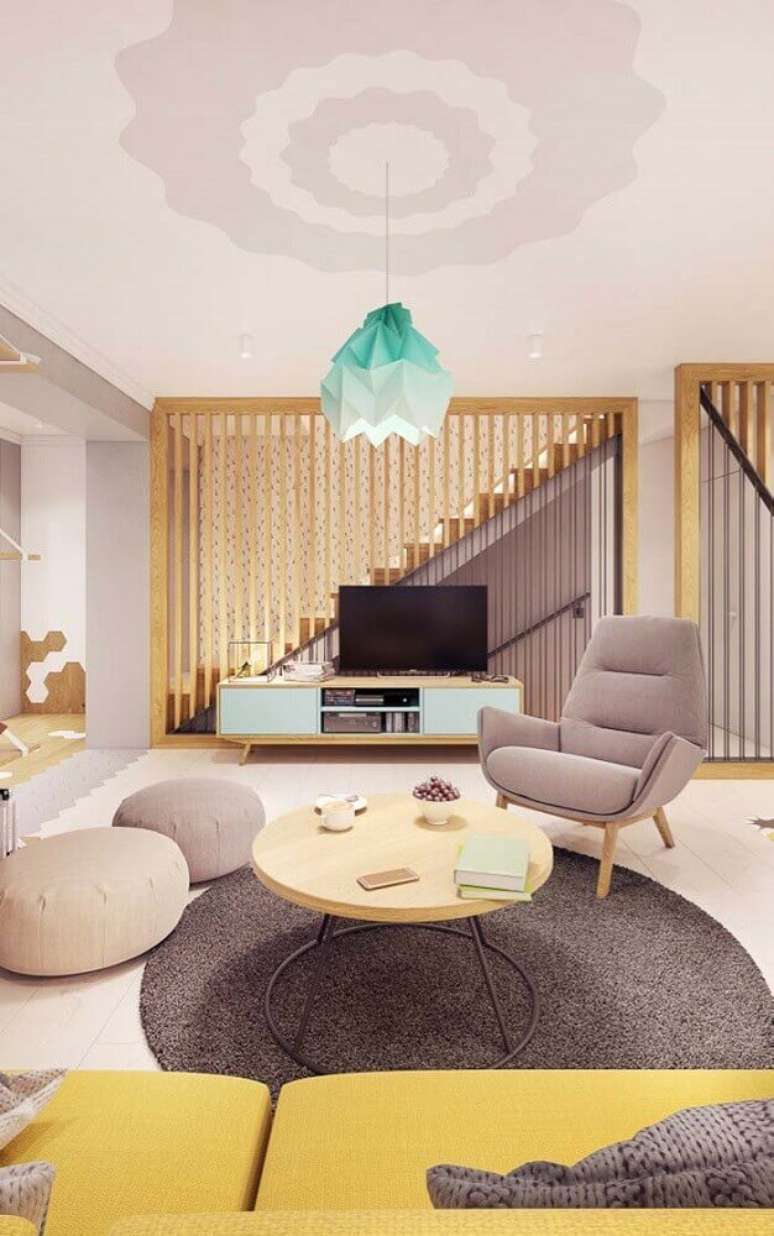 49. Decora&ccedil;&atilde;o para sala moderna em tons claros com rack retr&ocirc;