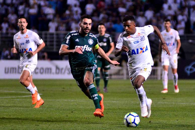 Rodrygo disputa lance com Marcos Rocha