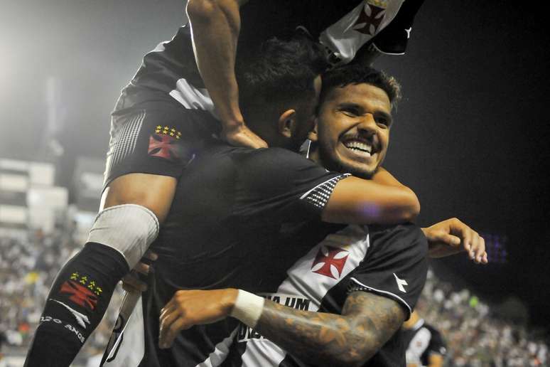 Andrés Rios comemora o gol do Vasco com os companheiros