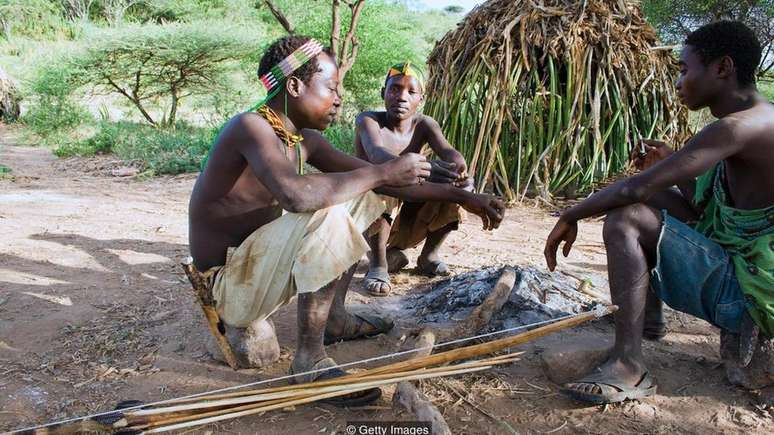 Os hadza, na Tanzânia, dormem e acordam em sincronia com o ciclo de luz e escuridão, enfrentando poucos problemas de sono