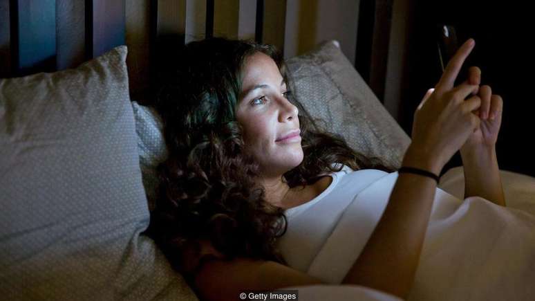 As telas de smartphones nos deixam mais despertos e, quando usados à noite, mais sonolentos no dia seguinte