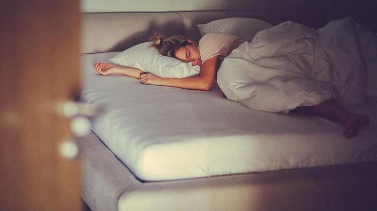 Pessoas que foram expostas à luz branca enriquecida de azul durante o dia relataram um sono melhor e mais prolongado