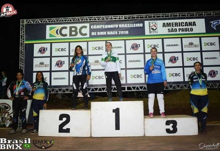 Priscilla Stevaux no pódio com as equatorianas, Domenica Gonzales e Karla Chagas (Foto: Reprodução/Instagram)