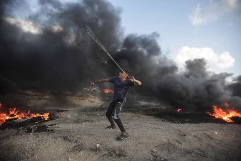 Palestino lança pedras contra soldados israelenses na fronteira de Gaza