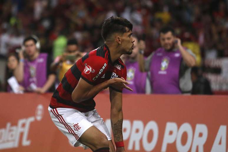 Paquetá faz uma "dancinha" depois de marcar o seu gol no clássico carioca entre Flamengo e Botafogo