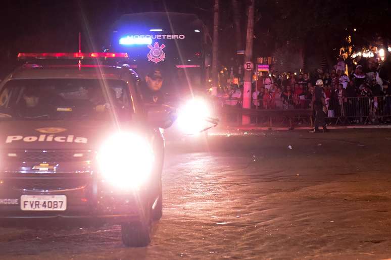 Ônibus do Corinthians foi apedrejado pela torcida do São Paulo em sua chegada ao Morumbi