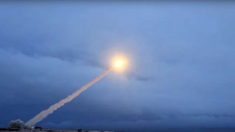 De acordo com autoridades russas, o sistema de mísseis Avangard ajusta sua altitude e trajeto conforme se aproxima do alvo