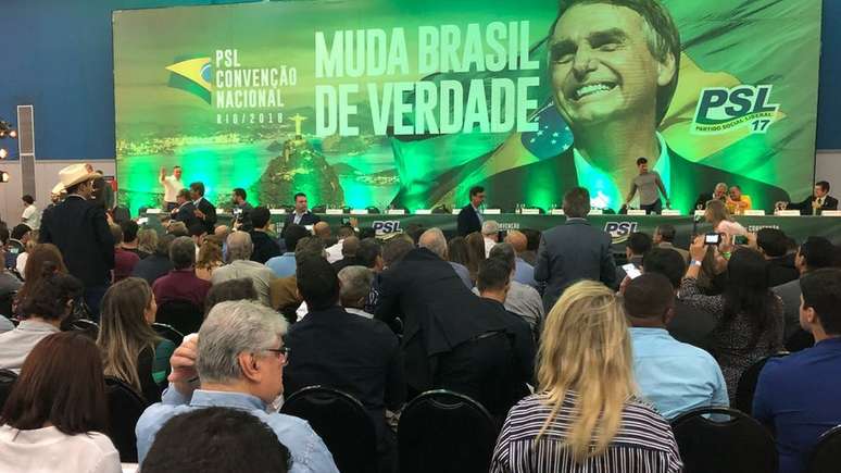Janaína Paschoal e Jair Bolsonaro se encontram pela primeira vez na vida durante a Convenção Nacional do PSL, no Rio de Janeiro, que vai lançar a candidatura do militar à Presidência