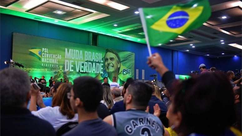 Janaína Paschoal foi recebida por mil militantes que lotavam centro de convenções no Rio sob gritos de 'vice, vice'