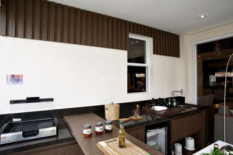 10.Uma marcenaria é essencial para otimizar o espaço em cozinhas pequenas. Projeto por BY Arq&Design