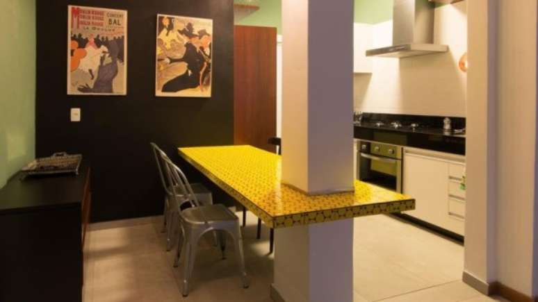 38. Um balc&atilde;o para cozinhas pequenas &eacute; perfeito, pois servem de mesa de jantar e de apoio