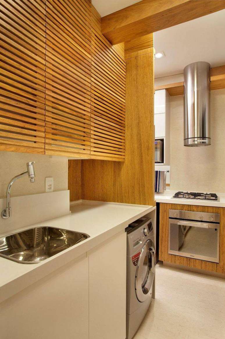 30. M&oacute;veis e eletrodom&eacute;sticos embutidos aproveitam melhor o espa&ccedil;o em cozinhas pequenas