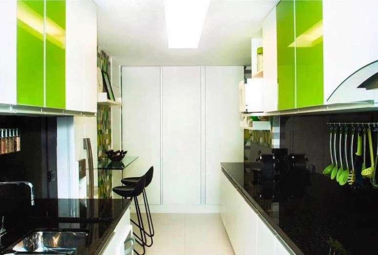 28. O contraste de cores pode ser utilizado em cozinhas pequenas
