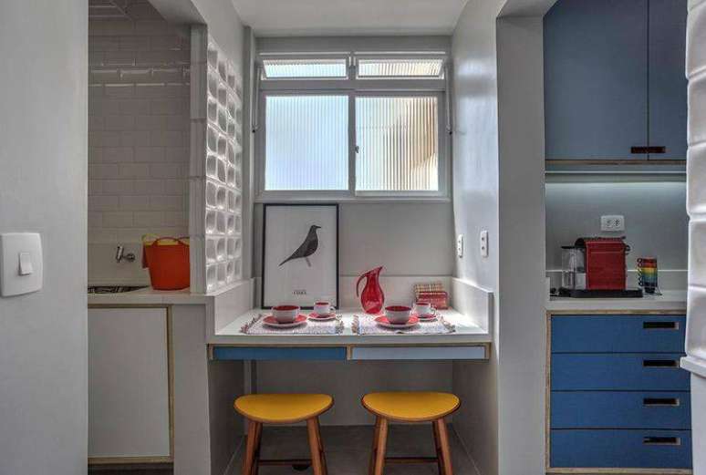 4. Para as cozinhas pequenas, uma mesa de apoio ou para café pode ser interessante. Projeto por Marina Carvalho