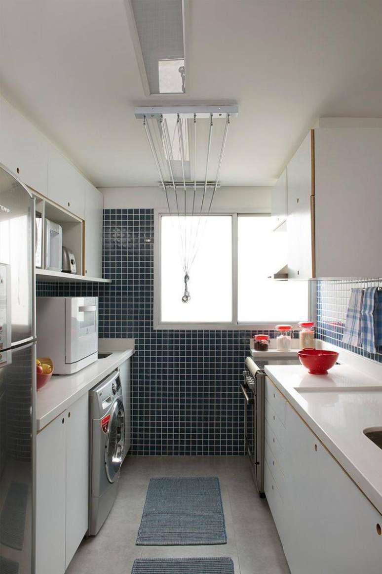 22. Caso sua cozinha seja próxima à lavanderia, limite o espaço com tapetes e revestimentos