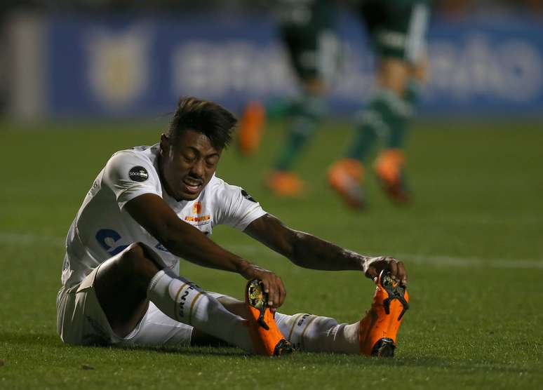Atacante Bruno Henrique se alonga no jogo entre Santos e Palmeiras