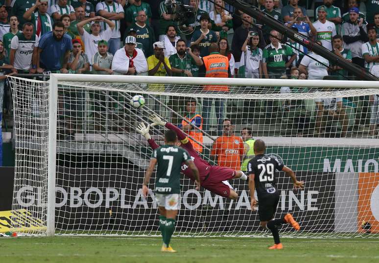 Falta de Bruno Henrique vai no ângulo, sem chance de defesa para Victor