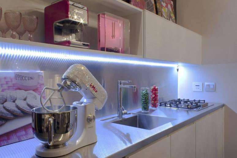 11. Sua cozinha deve refletir a sua personalidade, invista em cores e detalhes que demonstre isso. Projeto por Adriana Noya