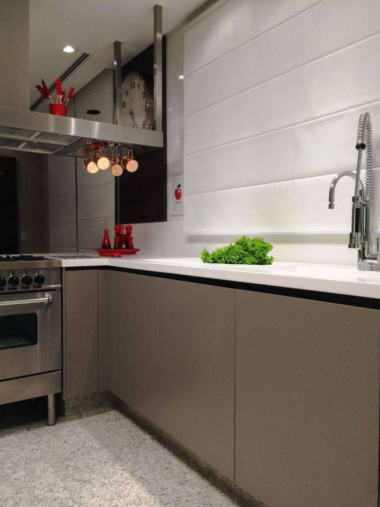 18. Para ter uma pia e bancada branca, recomenda-se o uso dos modelos em Corian ou Silestone
