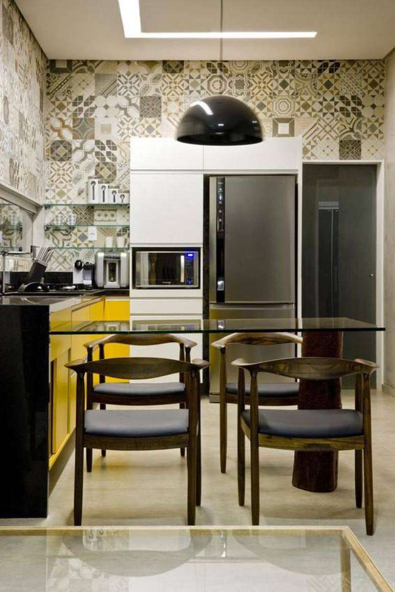 47. Cozinha pequena com bancada de vidro e parede de azulejos decorados