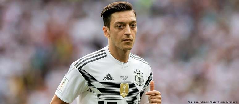 "Me sinto como se não fosse bem-vindo e penso que aquilo tudo que conquistei desde a minha estreia internacional em 2009 foi esquecido", disse Özil. 