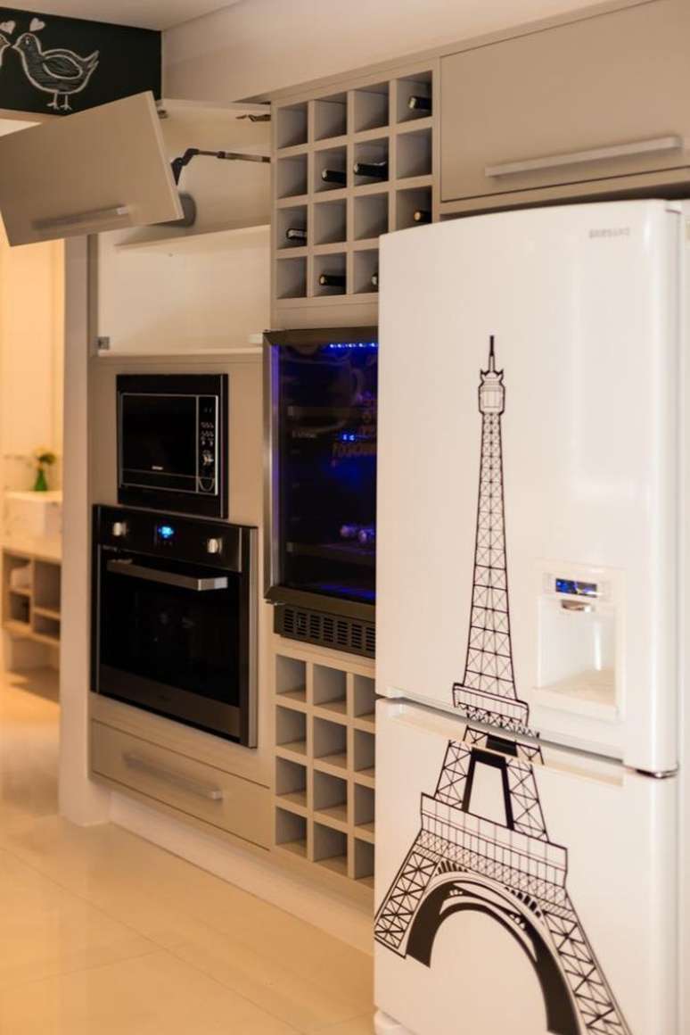 14. Móveis e eletrodomésticos embutidos são uma ótima forma de aproveitar os espaços em cozinhas pequenas