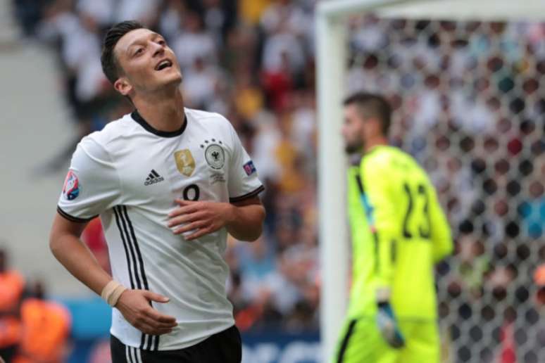 Özil disputou 92 partidas pela seleção da Alemanha (Foto: AFP/KENZO TRIBOUILLARD)