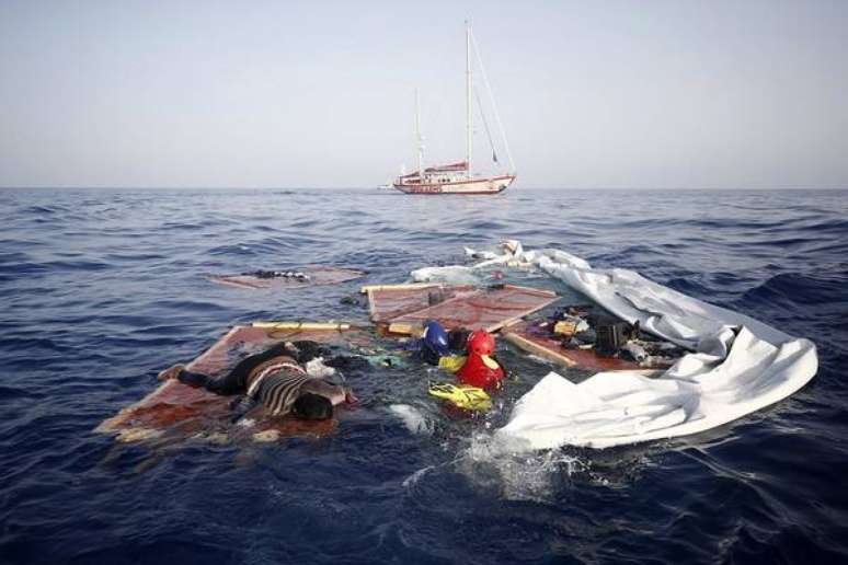 Imagem de mulher encontrada morta pela ProActiva Open Arms no Mediterrâneo