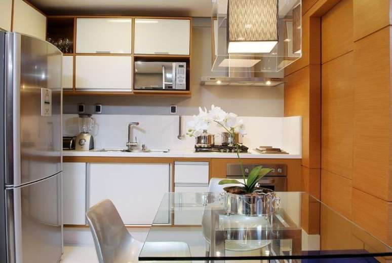 36. Mesa e lustre de vidro s&atilde;o perfeitos para ocupar menos espa&ccedil;o visual em cozinhas pequenas