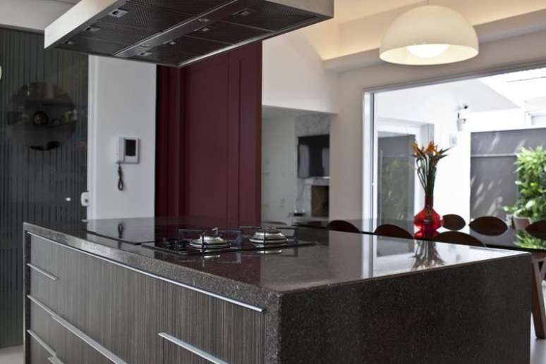 39. Cozinha de ilha com revestimento de granito &eacute; tend&ecirc;ncia