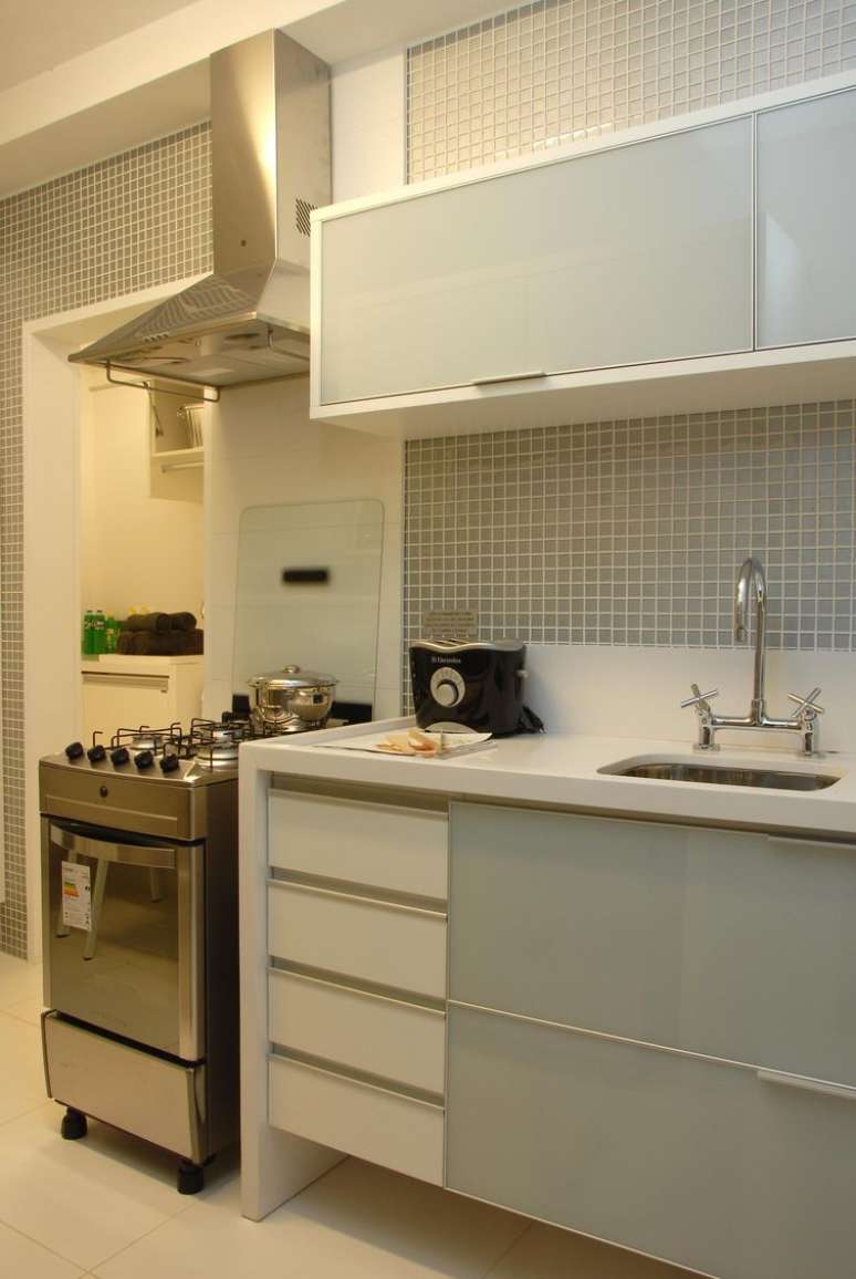 8. Cozinhas pequenas decoradas com tons claros são perfeitas para ampliar o ambientes