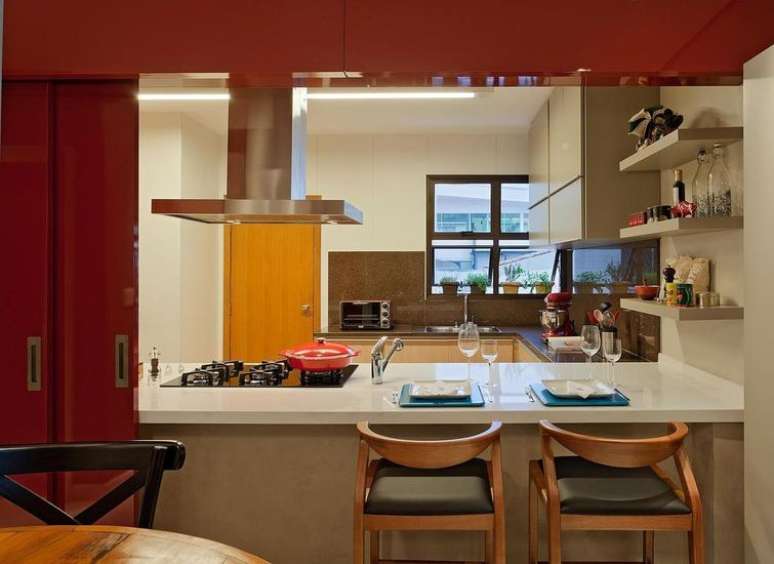 50. Cozinha americana pequena com detalhes em vermelho