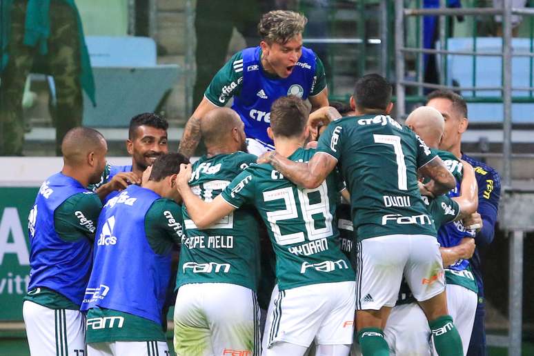 Com dois de Bruno Henrique, Palmeiras  time vence por 3 a 2 e chega aos 23 pontos, sete a menos que o líder Flamengo 