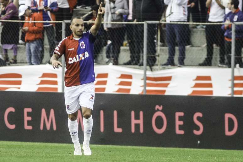 Rodolfo, do Paraná, comemora gol durante a partida entre Paraná Clube PR e América MG