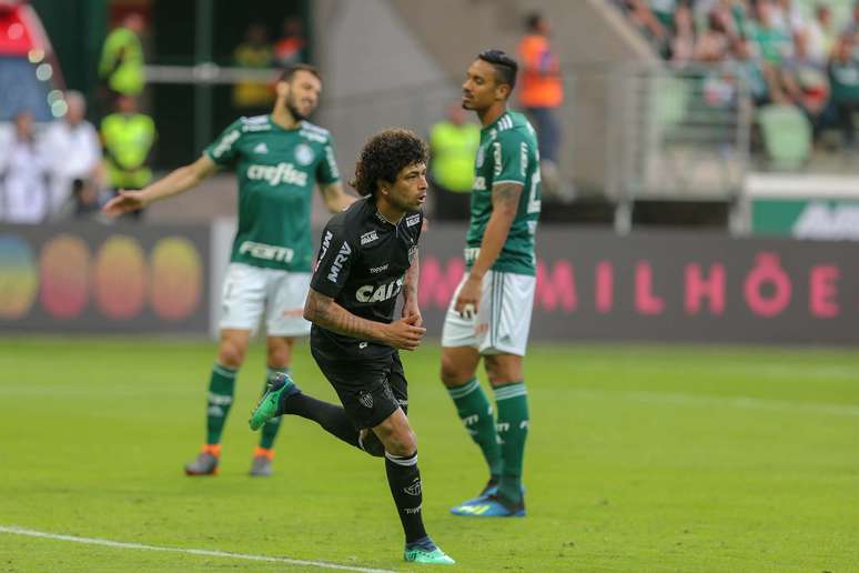 Luan do Atlético MG comemora seu gol durante a partida entre Palmeiras e Atlético-MG