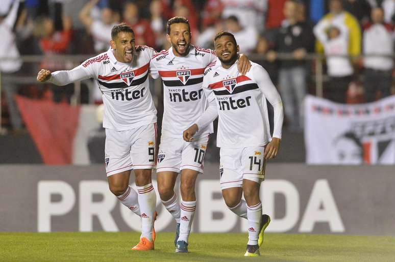 Um dos quatro jogos em que o São Paulo venceria para dar um gás no Brasileirão foi contra o Corinthians no Morumbi: o tricolor bateu o time alvinegro por 3 a 1