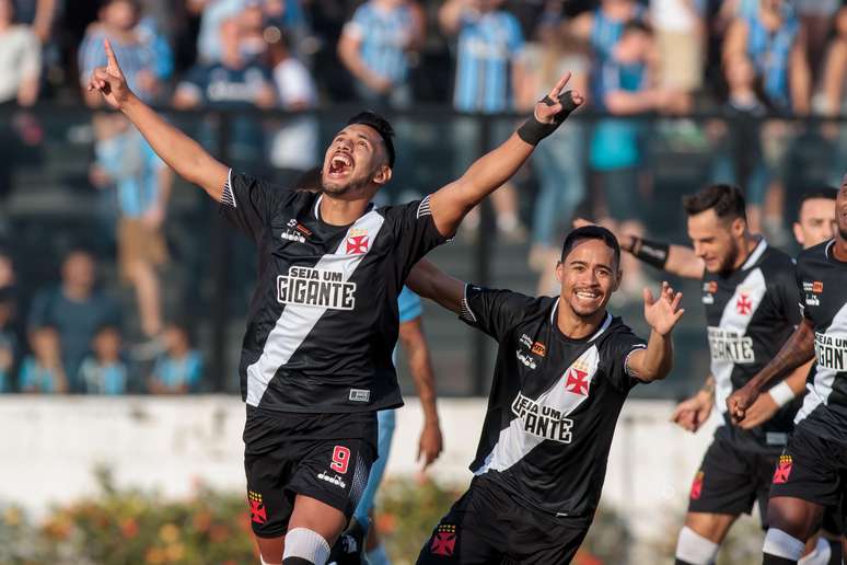 André Rios e o time do Vasco comemoram o gol que definiu o placar em São Januário