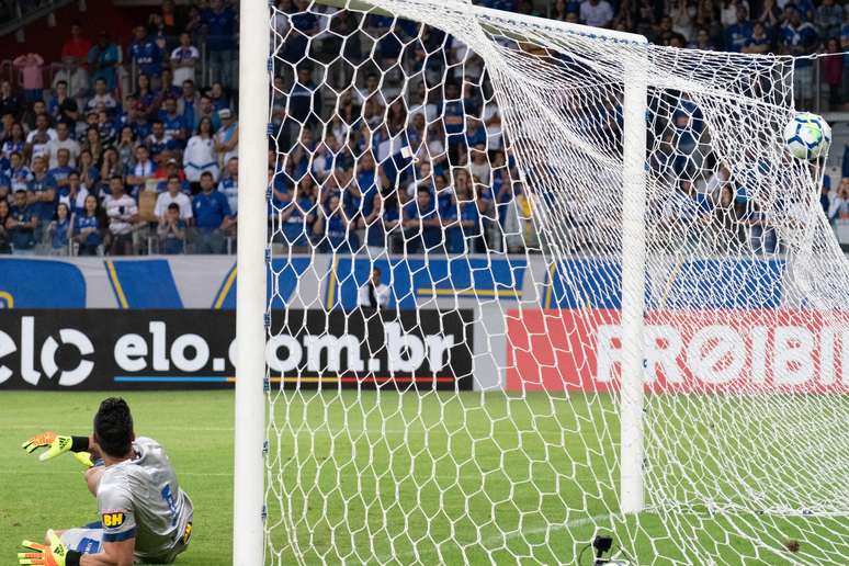 Guilherme faz 1 a 0 para o Atlético-PR em cima do Cruzeiro no Mineirão; gol foi de pênalti