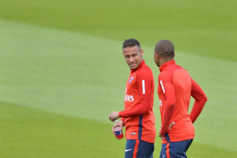 Neymar e Mbappé conversam em treino do PSG