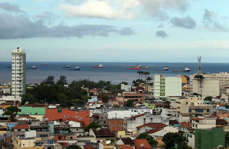 Antes da crise, o mar de Macaé era movimentado por navios; tráfego está aumentando novamente