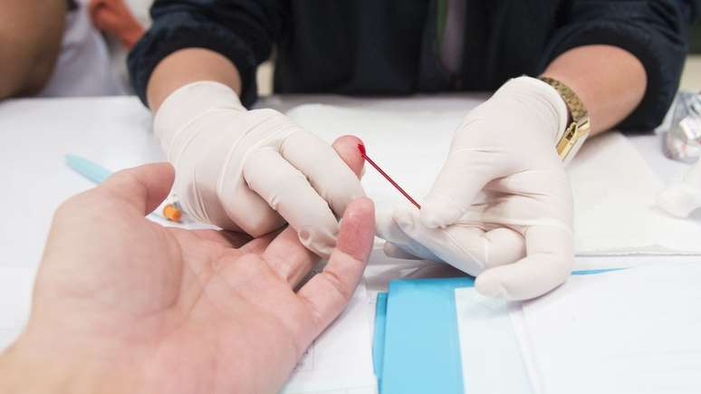 Especialistas querem que teste de HIV seja incluído em sistemas de saúde entre os exames para doenças não contagiosas como diabetes e hipertensão
