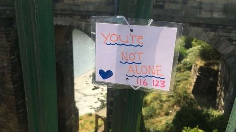 'Você não está só' é uma das 40 mensagens de Paige Hunter na ponte Wearmouth