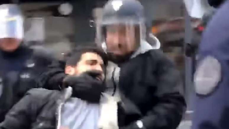 Vídeos revelados pelo jornal Le Monde mostram agente agredindo manifestantes