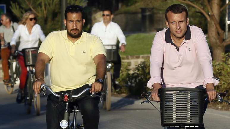 Em foto de 2017, Benalla e Macron andam de bicicleta; segurança ganhou acesso ao círculo mais próximo do presidente francês