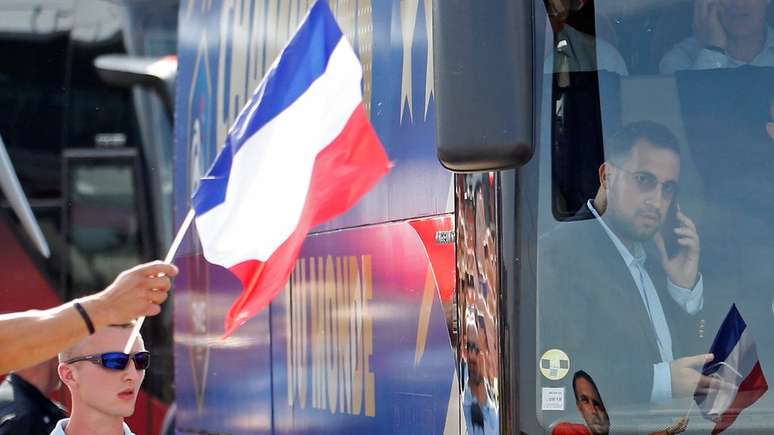Após suspensão, Benalla foi visto dentro do ônibus que transportou a seleção francesa de futebol