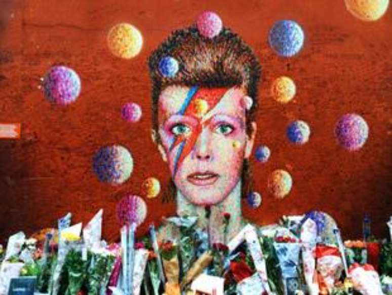 David Bowie foi vítima de um câncer no fígado e morreu em janeiro de 2016, aos 69 anos.
