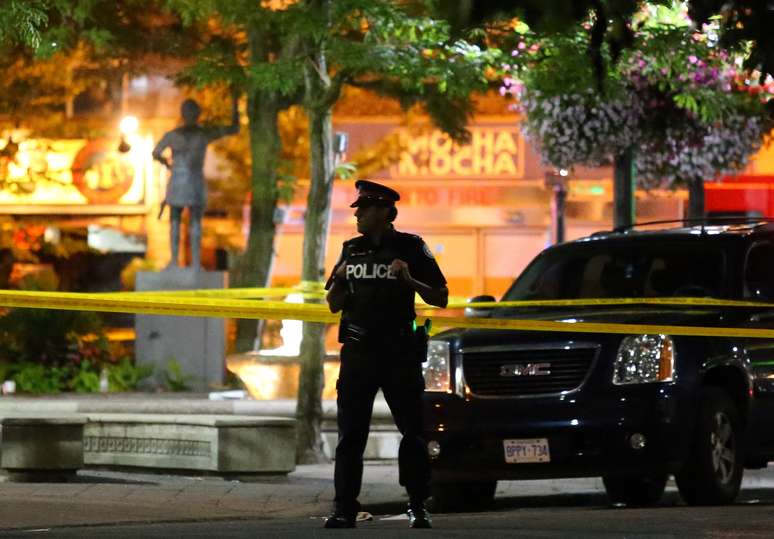 Policial faz guarda em local de tiroteio em Toronto
22/07/2018  REUTERS/Chris Helgren
