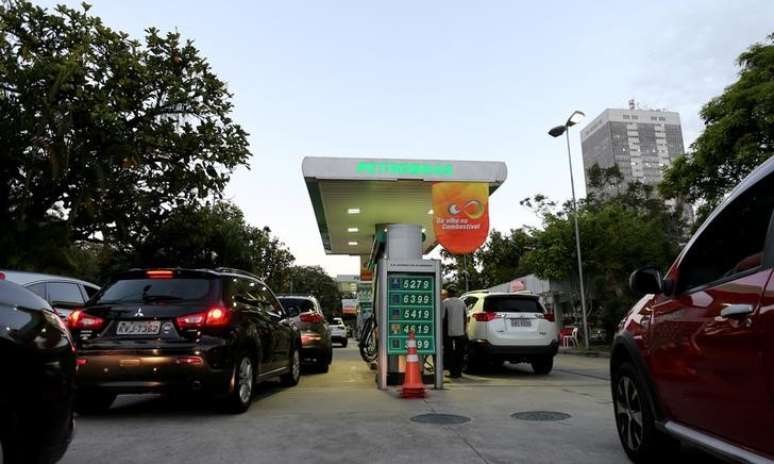 Carros esperam na fila de um posto da Petrobras para abastecerem no Rio de Janeiro 29/05/ 2018. REUTERS/Sergio Moraes