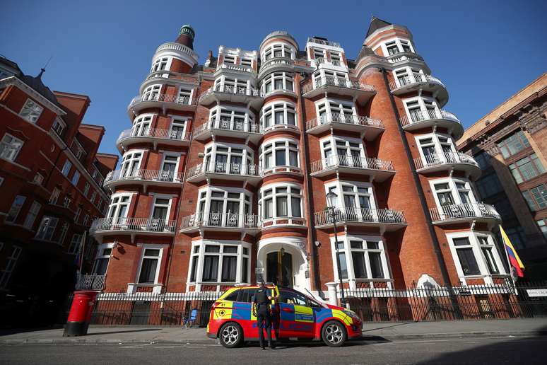 Policial estaciona seu carro em frente ao prédio da embaixada do Equador em Londres, onde o fundador do WikiLeaks Julian Assange vive desde junho de 2012
23/07/2018
REUTERS/Hannah McKay