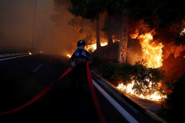 Soldado diante de incêndio na cidade de Rafina, perto de Atenas
 23/7/2018    REUTERS/Costas Baltas